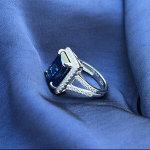 STRIKING BLUE SAPPHIRE RING SIZE 7 (image 1)